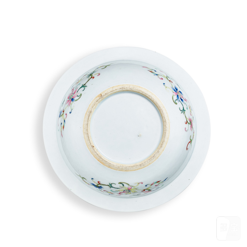 A famille-rose 'eight Daoist emblems' basin, Qing dynasty, 19th century | 清十九世紀 粉彩暗八仙福壽纏枝蓮紋折沿盆 - 图4